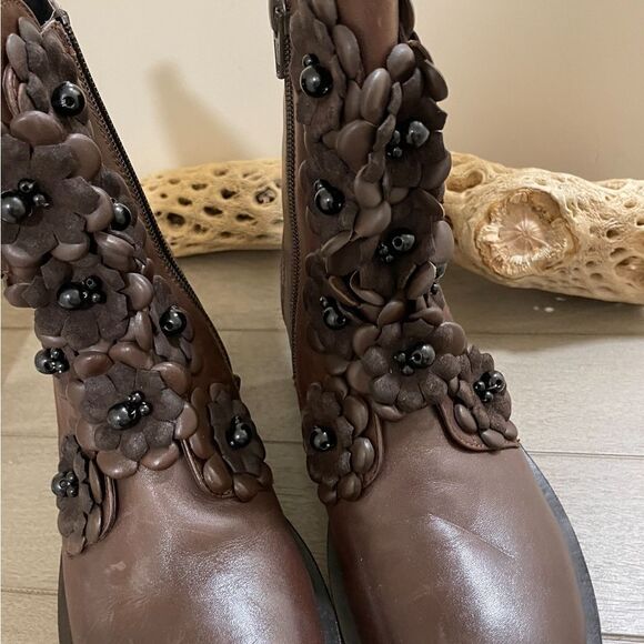 Free People floral Embellished  boots size EU39 US 9
NW out box
Shaft 7” - Picture 8 of 11